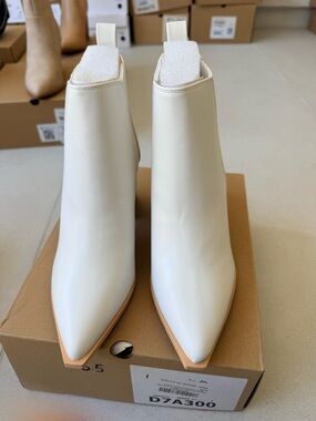 Women's Pointed-Toe Ankle Boot in White